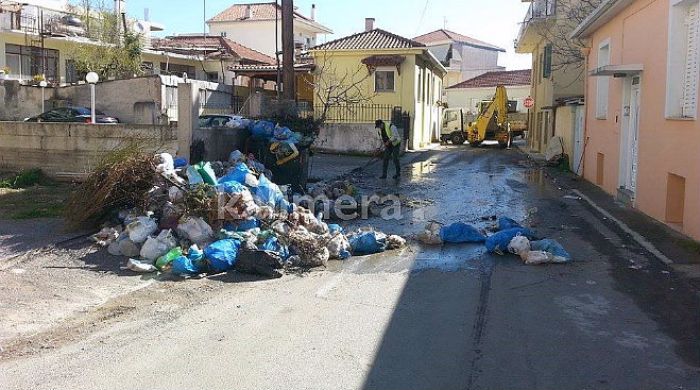 Καθημερινά συνεχίζεται το μάζεμα σκουπιδιών και η απολύμανση στην Τρίπολη (vd)!