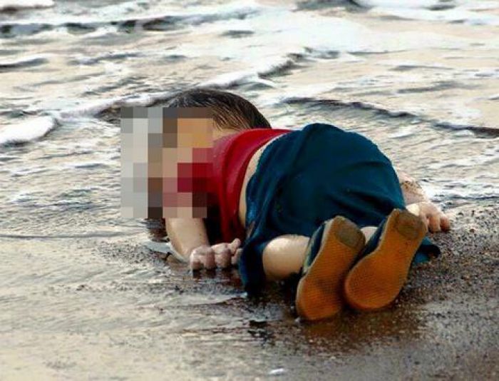 Παγκόσμιο σοκ! Η ιστορία του τρίχρονου Αϊλάν που πνίγηκε στα νερά του Αιγαίου (εικόνες)