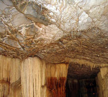 Μεγάλο ενδιαφέρον για την έκθεση με σπάνια πετρώματα στα
σπήλαια Κάψια (ph)!