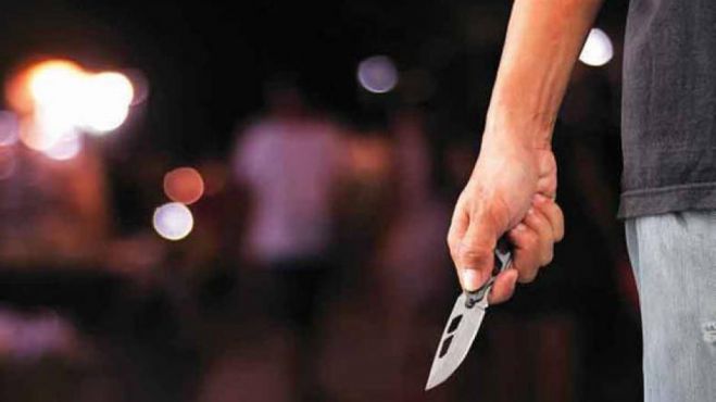 Σοκ στην Καλαμάτα – Επεισόδιο έξω από club τα ξημερώματα, 16χρονος “έβγαλε” μαχαίρι