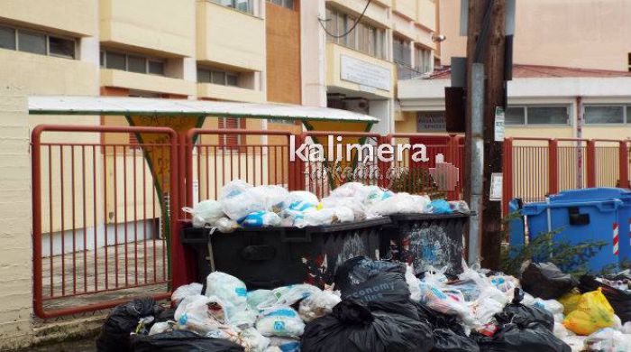 Εστίες μόλυνσης τα «βουνά» σκουπιδιών έξω από σχολεία της Τρίπολης (εικόνες)