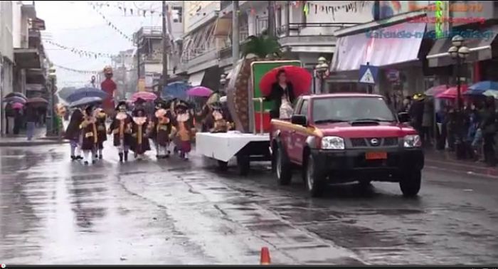 Υπό βροχή η Καρναβαλική παρέλαση στη Μεγαλόπολη (vd)