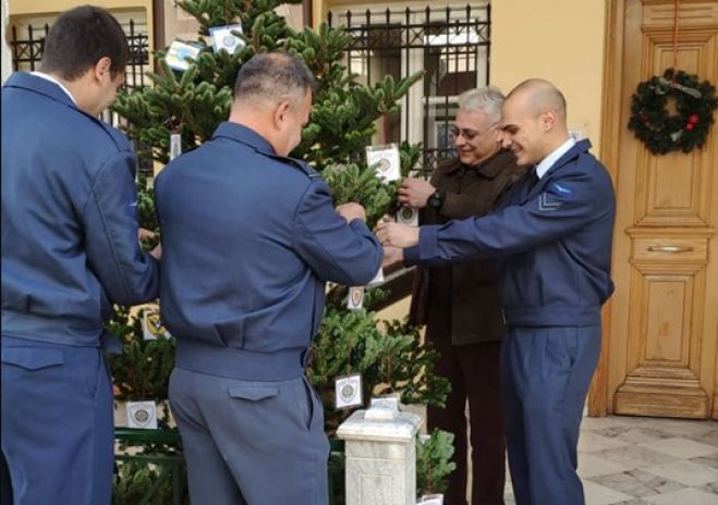Πολεμικό Μουσείο Τρίπολης | Με εικόνες στρατιωτικών εμβλημάτων στολίστηκε στο Χριστουγεννιάτικο δένδρο!