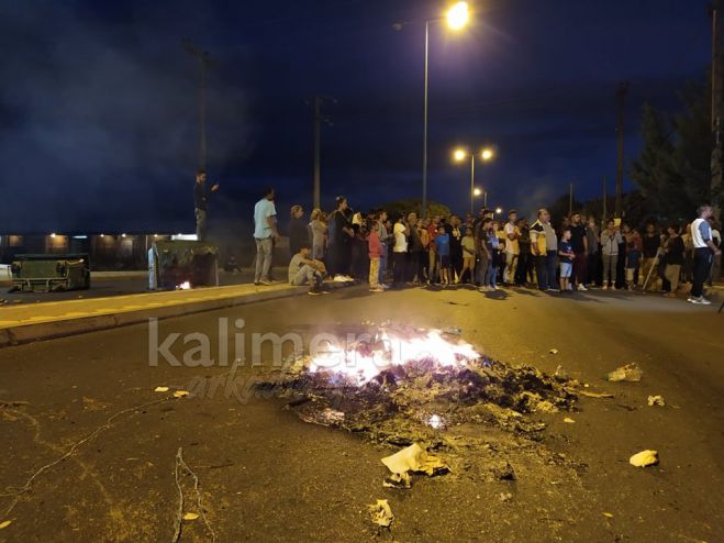 Τρίπολη | Διαμαρτυρία Ρομά με φωτιές σε κάδους και συνθήματα - Κλειστός ο δρόμος προς το ΙΚΑ! (εικόνες - βίντεο)