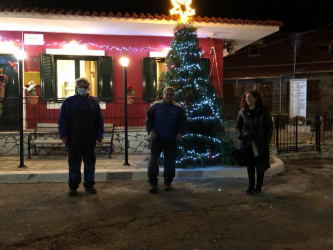 Γορτυνία | Φωταγωγήθηκε το Χριστουγεννιάτικο δένδρο στο χωριό Πυρρή (εικόνες)