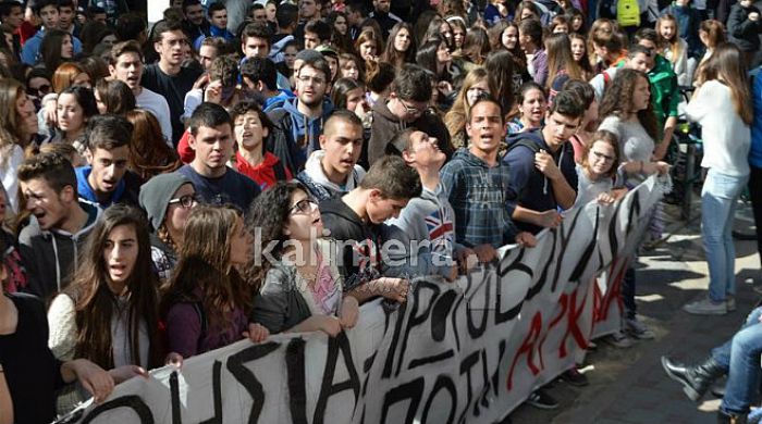 Συνθήματα έξω από το Δημαρχείο από μαθητές – «Στράβωσαν» με τους αστυνομικούς (vd)