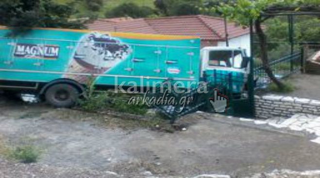 Τροχαίο ατύχημα στην είσοδο της Κοντοβάζαινας - Αποκλειστικές φωτογραφίες