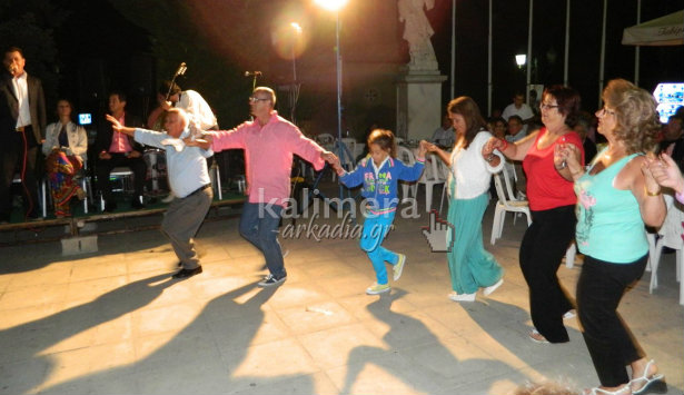 Γλέντι και χορός στην πλατεία Λεβιδίου (εικόνες – βίντεο)