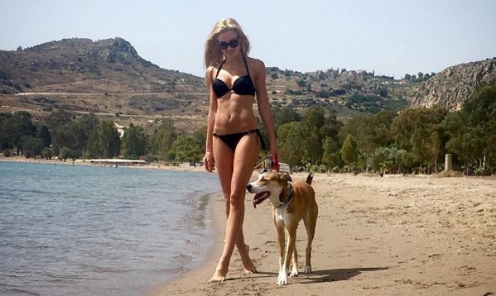 Η Julia Nova χαλαρώνει στην παραλία της Καραθώνας …