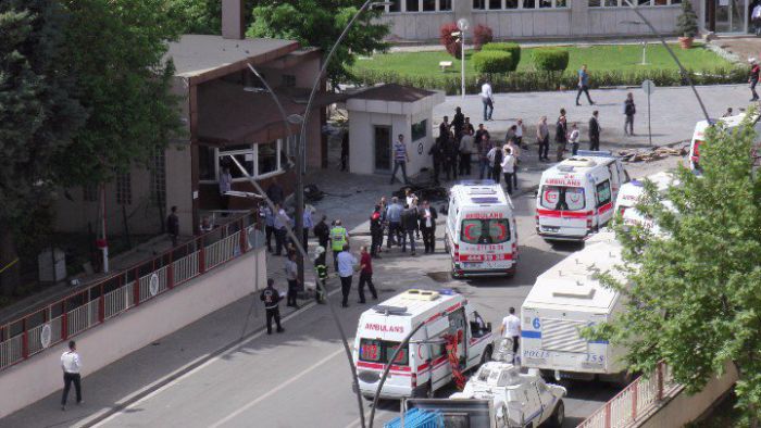 Επίθεση αυτοκτονίας σε αστυνομικό τμήμα στην Τουρκία (vd)