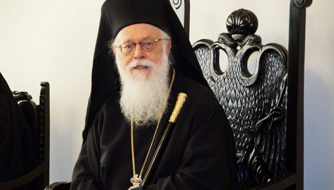 Θετικός στον κορωνοϊό ο Αρχιεπίσκοπος Αλβανίας – Μεταφέρεται με C-130 στην Αθήνα