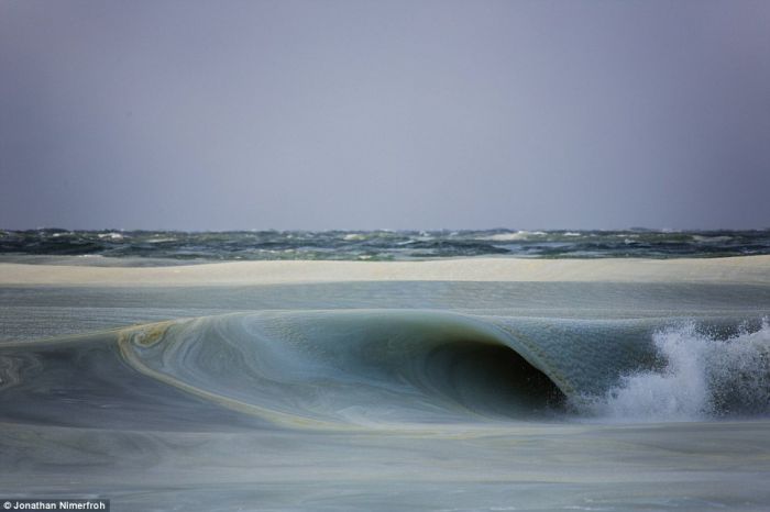 Συγκλονιστικό! Πάγωσαν τα κύματα από το κρύο! (εικόνες)