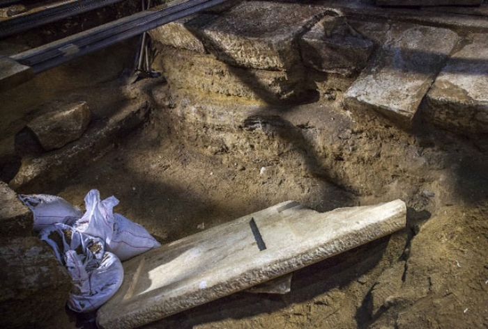 Αμφίπολη - Μαρμάρινο θυρόφυλλο βρέθηκε στις ανασκαφικές εργασίες (εικόνες)