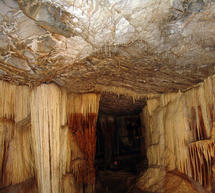 Μία μοναδική έκθεση φωτογραφίας και σπάνιων
πετρωμάτων στα σπήλαια του Κάψια (vd + ph)!