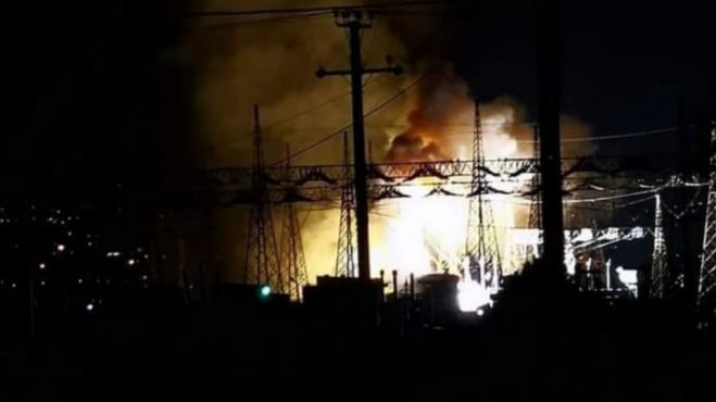 H φωτιά στο σταθμό του ΑΔΜΗΕ στον Ασπρόπυργο που προκάλεσε black out και στην Αρκαδία (εικόνες - βίντεο)