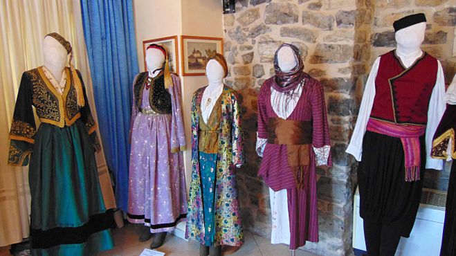 Λαγκάδια | Ξεκίνησε η έκθεση με ελληνικές παραδοσιακές φορεσιές!