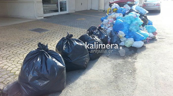 «Εγκληματικό να βάζουν εργαζόμενους του Δήμου να μαζεύουν με τα χέρια τα σκουπίδια»