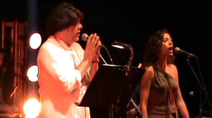 Ο Νίκος Ξυδάκης τραγούδησε στο Φεστιβάλ Λίμνης Λάδωνα - Δείτε το βίντεο!