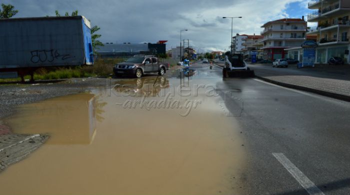 Καθίζηση οδοστρώματος στη Μουτζουροπούλου - Κλειστό το ένα ρεύμα κυκλοφορίας (vd)