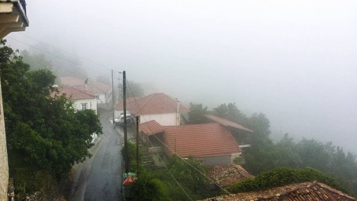 Βροχή και ομίχλη στο χωριό Ίσαρη