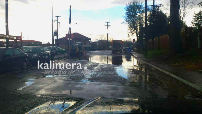 Πλημμύρισε ξανά ο δρόμος έξω από το ΔΑΚ Τρίπολης