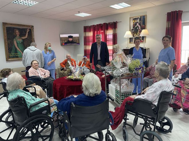 Ευχές και δώρα στο Δεκάζειο Γηροκομείο Τρίπολης από την Περιφέρεια Πελοποννήσου
