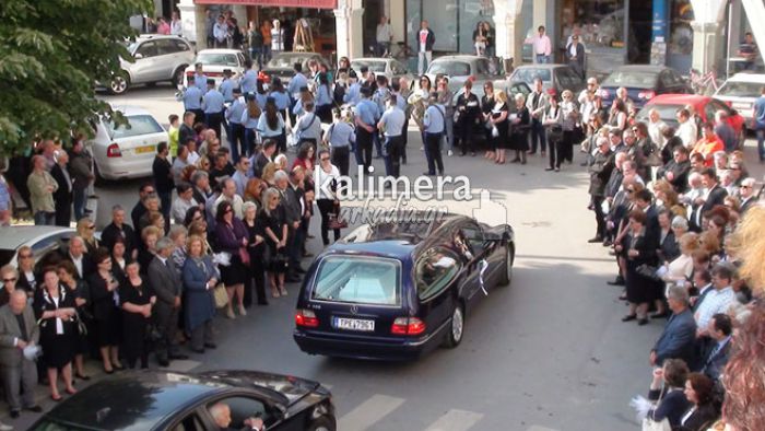 Ράγισαν καρδιές στην κηδεία της Ελένης Λυμπεροπούλου στην Τρίπολη (vd)