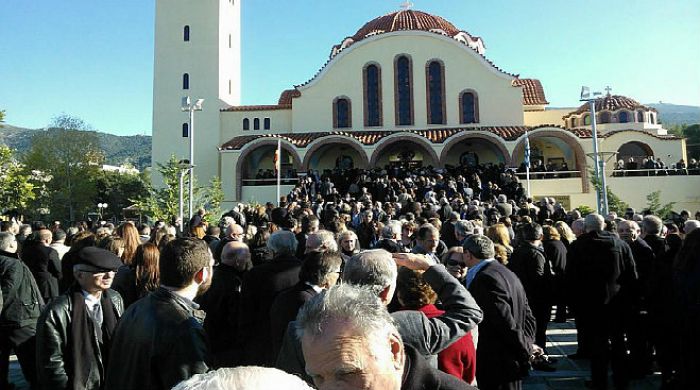 Χιλιάδες κόσμος στην εξόδιο ακολουθία του Δημήτρη Χασιάκου (εικόνες)