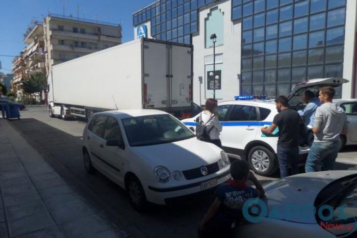 Καλαμάτα: Φορτηγό πήρε “παραμάζωμα” παρκαρισμένο αυτοκίνητο (εικόνες)