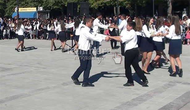 Με χορούς στην «Άρεως» έκλεισαν οι εκδηλώσεις για την «28η Οκτωβρίου» στην Τρίπολη (vd)