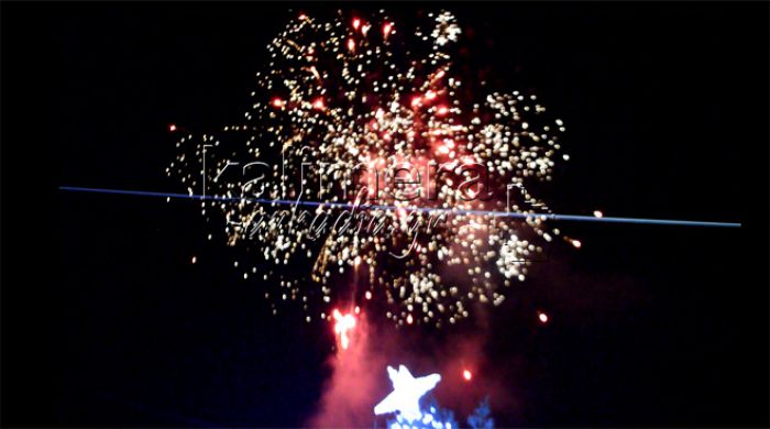 Πυροτεχνήματα στον ουρανό της Τρίπολης για την έναρξη των Χριστουγεννιάτικων εκδηλώσεων (vd)!