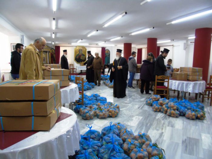 Δέματα με τρόφιμα μοίρασε η Εκκλησία σε άπορους και φτωχούς (εικόνες)