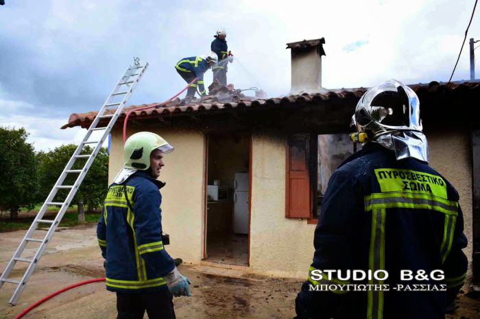 Φωτιά κατέστρεψε σπίτι στο Ναύπλιο (vd)