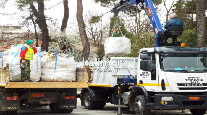 Σκουπίδια: Μισθώνει ιδιωτικά φορτηγά και μηχανήματα ο Δήμος για να καθαρίσει την Τρίπολη