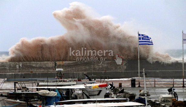 Δέος προκαλούν οι εικόνες με τη φύση να «πνίγει» με τεράστια κύματα το λιμάνι του Παραλίου (εικόνες)