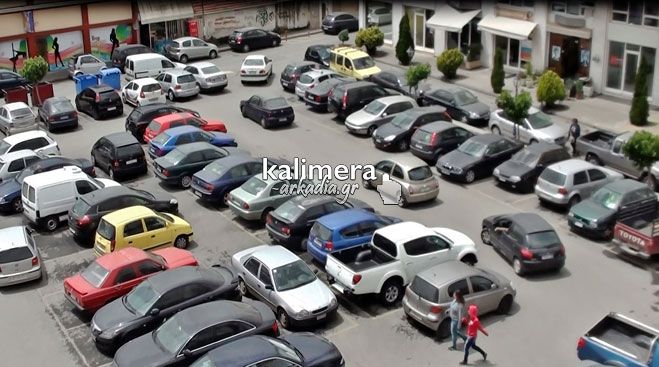 Χάος στο πάρκινγκ της κάτω αγοράς – Πολλά αυτοκίνητα παρκάρουν χωρίς κάρτα (vd)