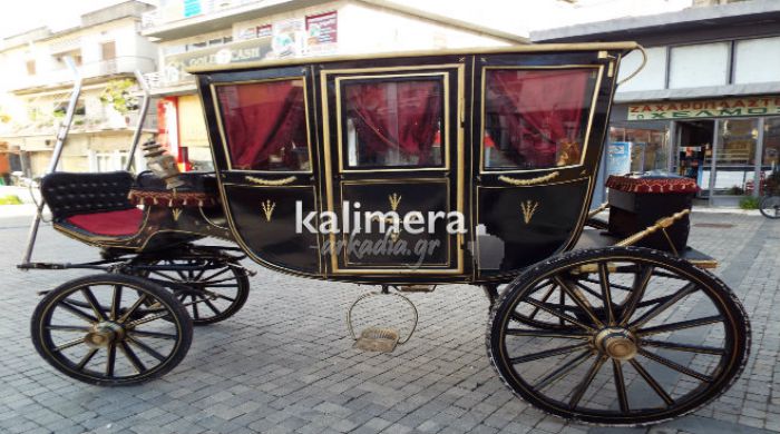 Μια άμαξα από το παρελθόν στην Πλατεία Πετρινού! (εικόνες)