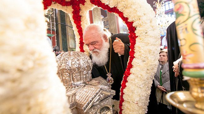 Πλήθος πιστών προσκυνούν την Κάρα του Αγίου Ανδρέα - Στην Τρίπολη ο Αρχιεπίσκοπος Ιερώνυμος (vd)