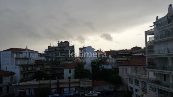 Σκοτεινός ουρανός και βροχή το πρωί στην Τρίπολη (vd)