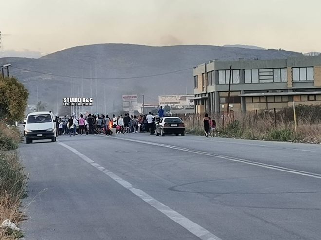 Ρομά έκλεισαν δρόμο στην Αργολίδα - Διαμαρτύρονται για τον θάνατο του 20χρονου στο Πέραμα