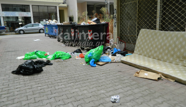 Ο κακός μας εαυτός: Σκουπίδια και στρώματα πεταμένα έξω από τους άδειους κάδους στην Τρίπολη