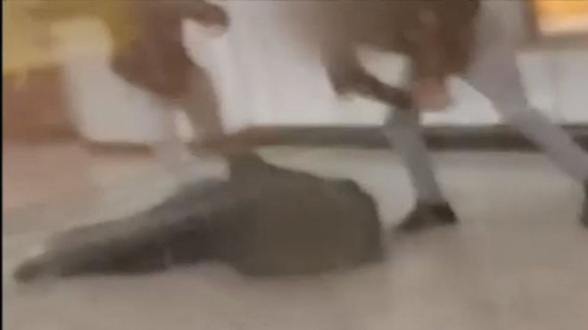 Βίντεο ντοκουμέντο | Η άγρια επίθεση στον σταθμάρχη από τους αρνητές μάσκας (vd)