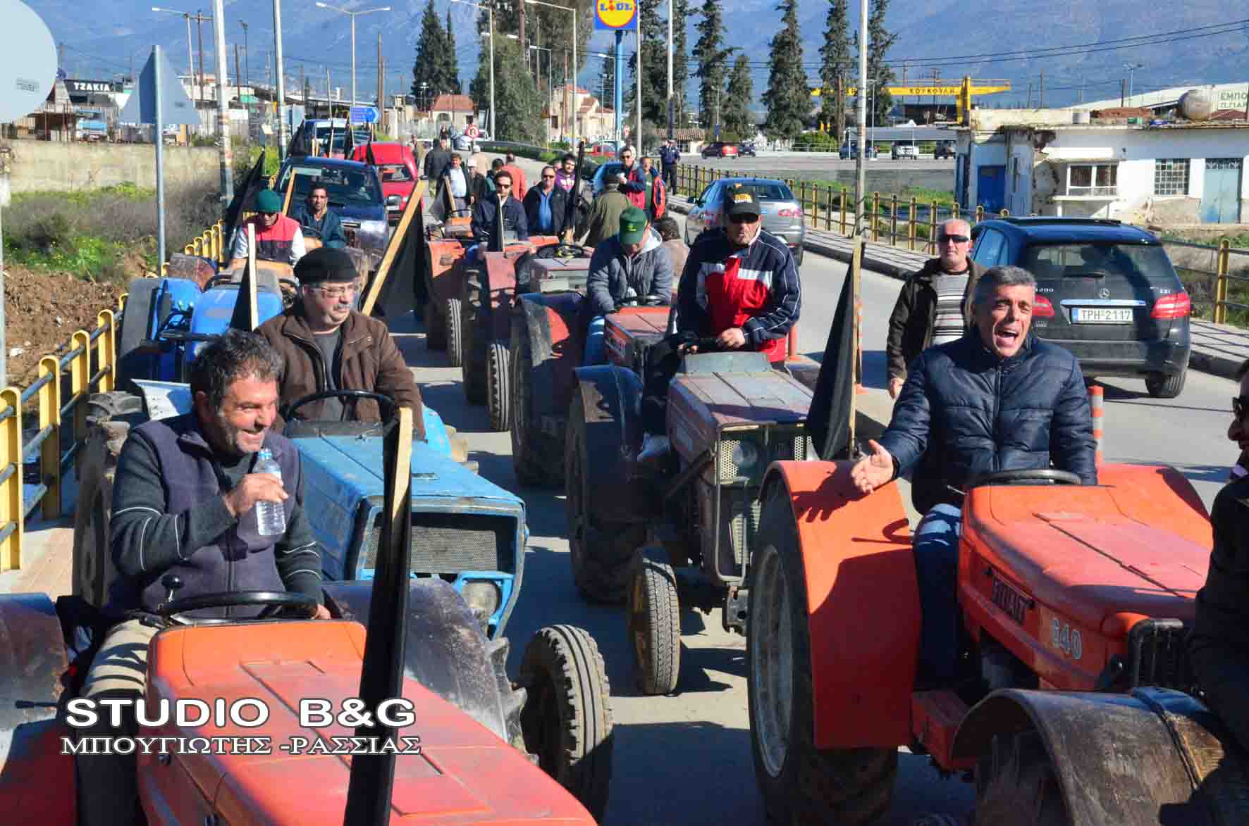 Αγρότες έκλεισαν με τα τρακτέρ τους την είσοδο της πόλης του Άργους (εικόνες)!