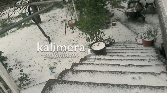 Πολύ χαλάζι στη Βλαχοκερασιά – Όλα λευκά στο χωριό … λες και χιόνισε! (εικόνες)