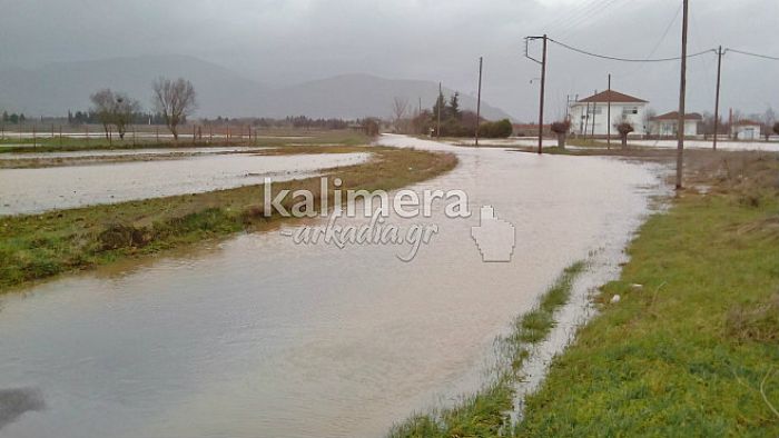 Κακοκαιρία - Πλημμύρισαν δρόμοι έξω από την Τρίπολη (εικόνες – βίντεο)