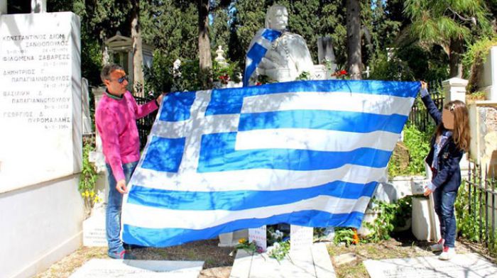 Ελληνική σημαία 3 μέτρων στον τάφο του Κολοκοτρώνη! (εικόνες)