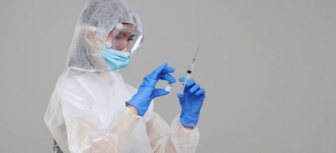 Covid | Σταμάτησαν ξανά οι κλινικές μελέτες του εμβολίου της Οξφόρδης - Εθελόντρια διαγνώστηκε με σπάνια φλεγμονώδη νόσο που επηρεάζει τον νωτιαίο μυελό