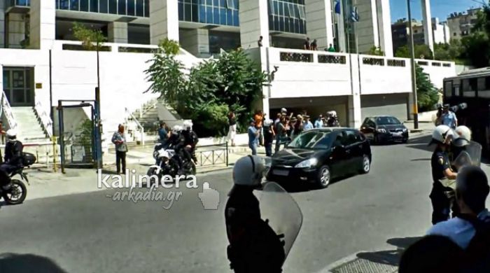 Το βίντεο με τη μεταφορά Κασιδιάρη στις φυλακές - Στην αντεπίθεση ο Παναγιώταρος (vd)