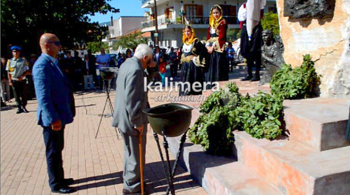 Με δάκρυα στα μάτια κατάθεσε στεφάνι ο πρόσφυγας της M. Ασίας Τάσος Μουκάκης στην Τρίπολη! (vd)