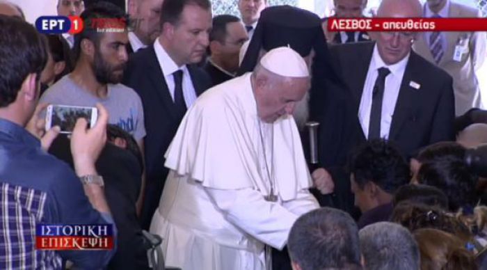 Πρόσφυγας ζητά με λυγμούς την ευλογία του Πάπα (vd)